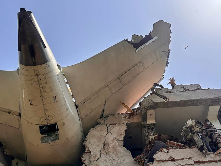 chvost zrúteného lietadla