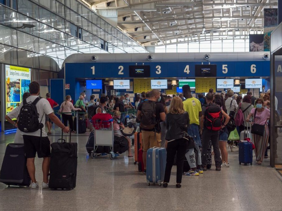 Slováci uviazli v lietadle na Sardínií bez jedla či klimatizácie. Nekonečné čakanie pokračovalo aj po tom, ako vystúpili