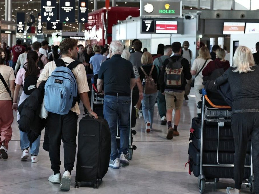 Na snímke ľudia na letisku v Paríži.