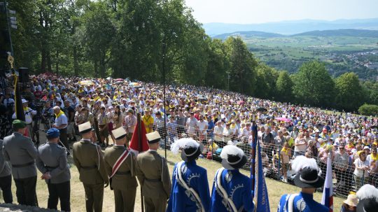 Veriaci počas slávnostnej odpustovej svätej omše.
