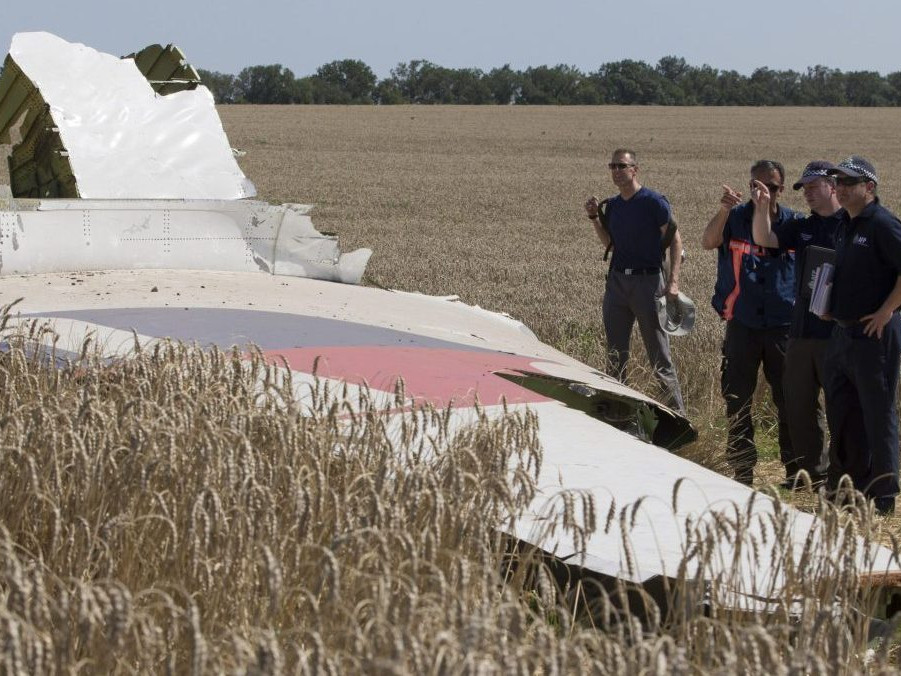 Na snímke z roku 2014 holandskí a austrálski vyšetrovatelia pri vraku lietadla.
