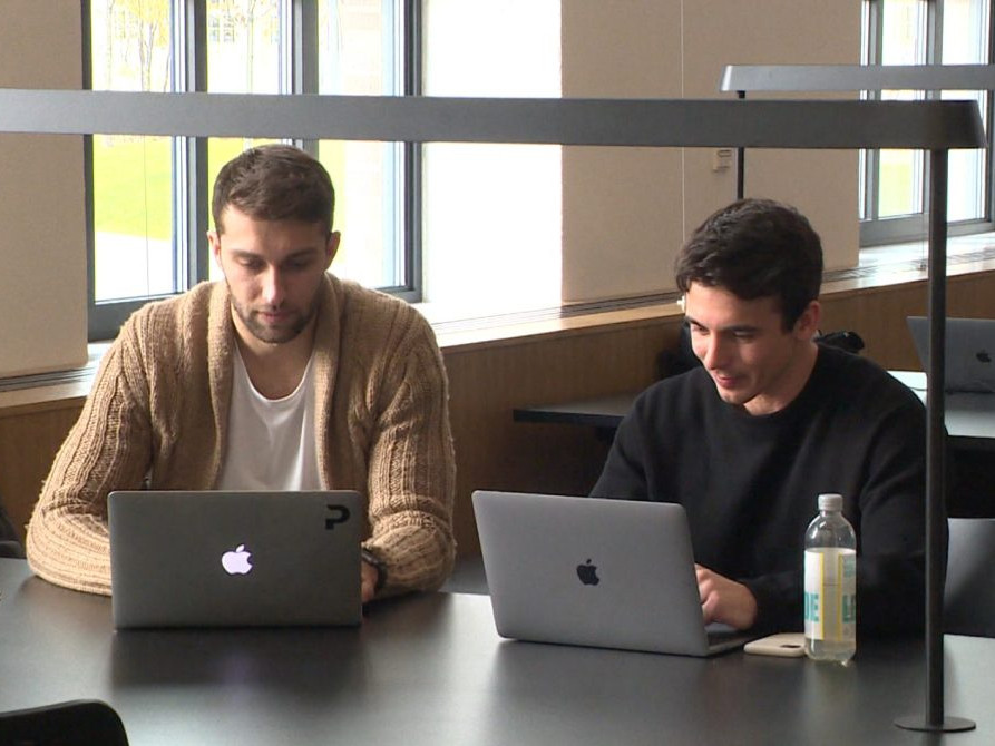 mladí muži za počítačmi