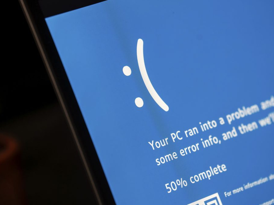 Na snímke modrá obrazovka smrti vo Windowse.