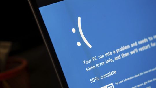 Na snímke modrá obrazovka smrti vo Windowse.
