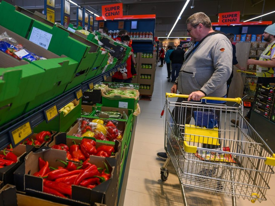 Muž nakupuje v supermarkete zeleninu.