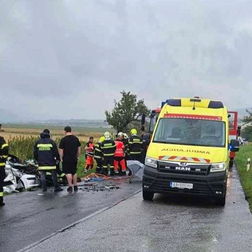 záchranári na mieste nehody