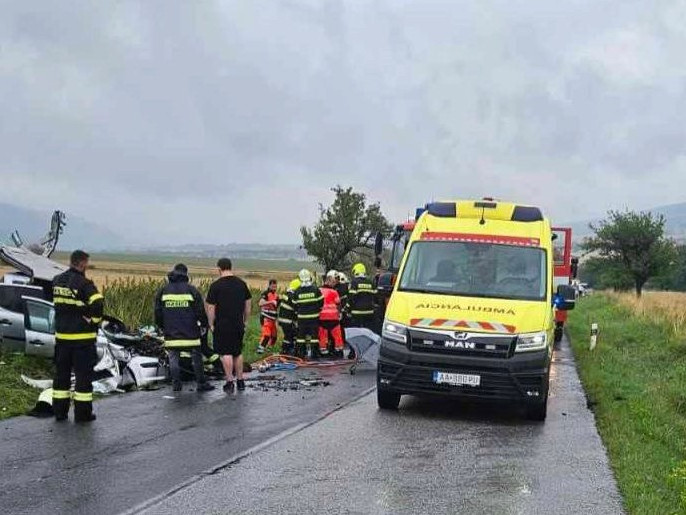 záchranári na mieste nehody