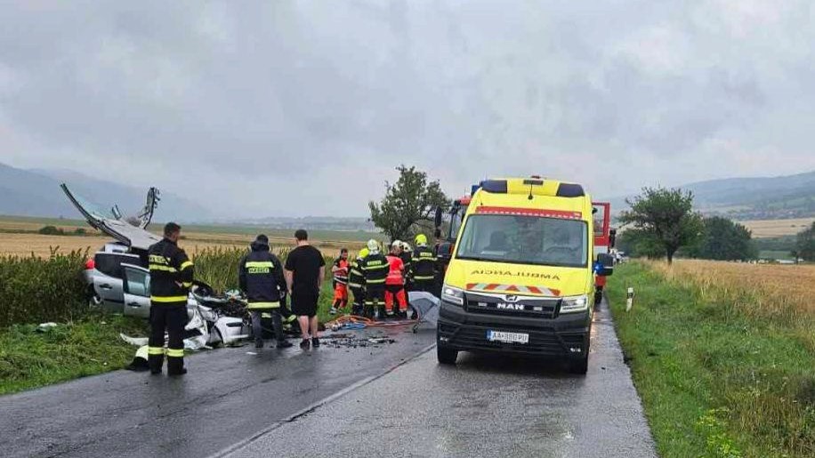 záchranári na mieste nehody