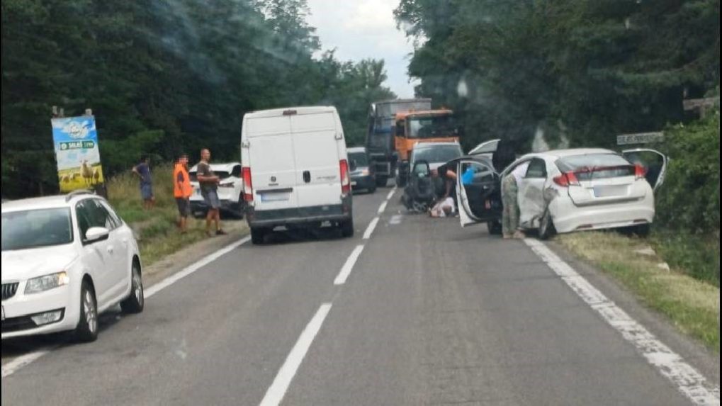 Vážna nehoda za Stupavou: Po zrážke dvoch áut hlásia štyroch zranených, jednu osobu museli vyslobodzovať