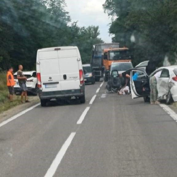 Vážna nehoda za Stupavou: Po zrážke dvoch áut hlásia štyroch zranených, jednu osobu museli vyslobodzovať