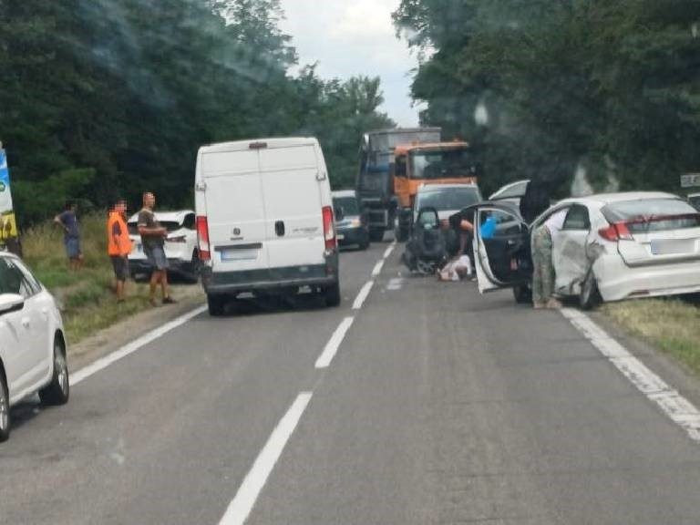 Vážna nehoda za Stupavou: Po zrážke dvoch áut hlásia štyroch zranených, jednu osobu museli vyslobodzovať
