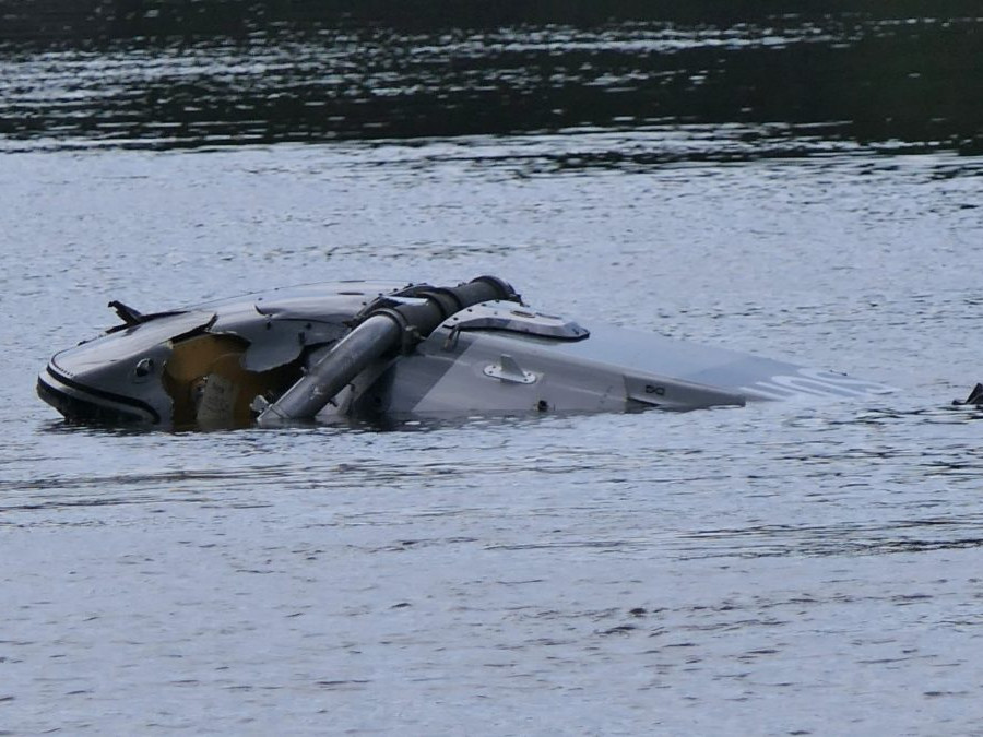 Na snímke vrtuľník v rieke.