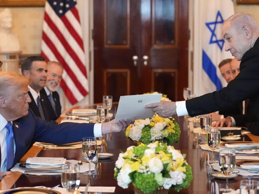 Na snímke Donald Trump a Benjamin Netanjahu počas spoločného stretnutia.