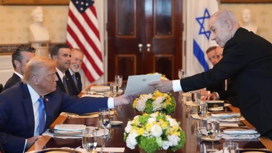 Na snímke Donald Trump a Benjamin Netanjahu počas spoločného stretnutia.