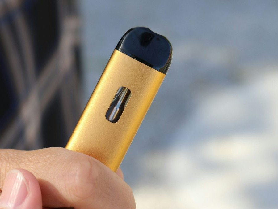 Na snímke osoba drží jednorazovú elektronickú cigaretu.