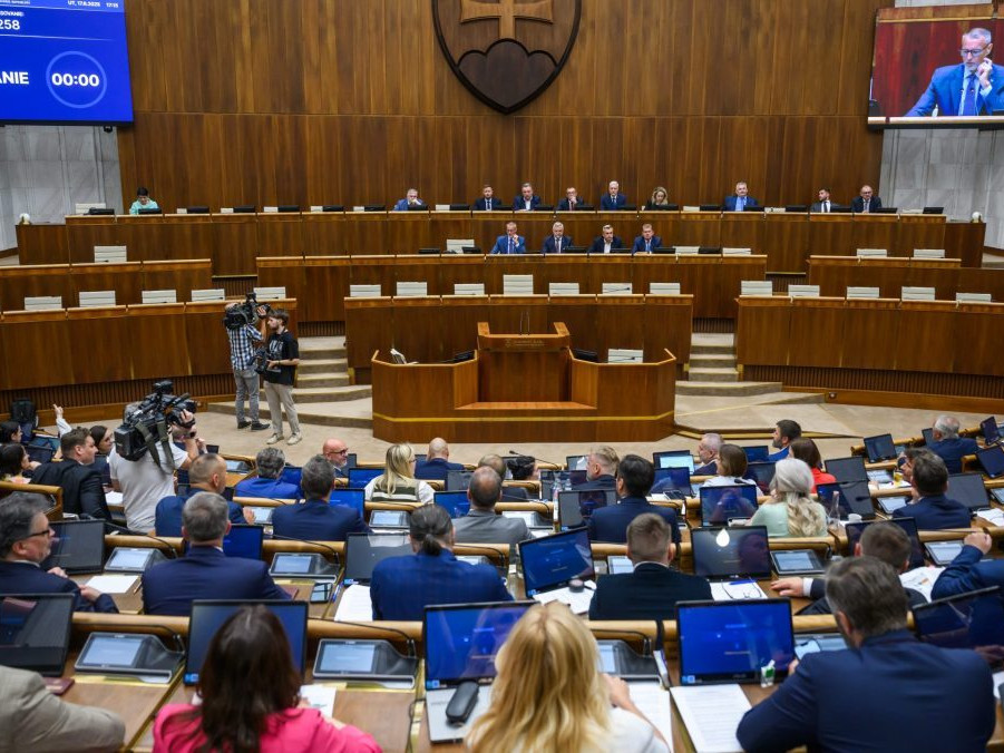 Zákon politickým stranám neprikazuje uvádzať, ako využívajú peniaze od štátu. Rezort vnútra by to chcel zmeniť