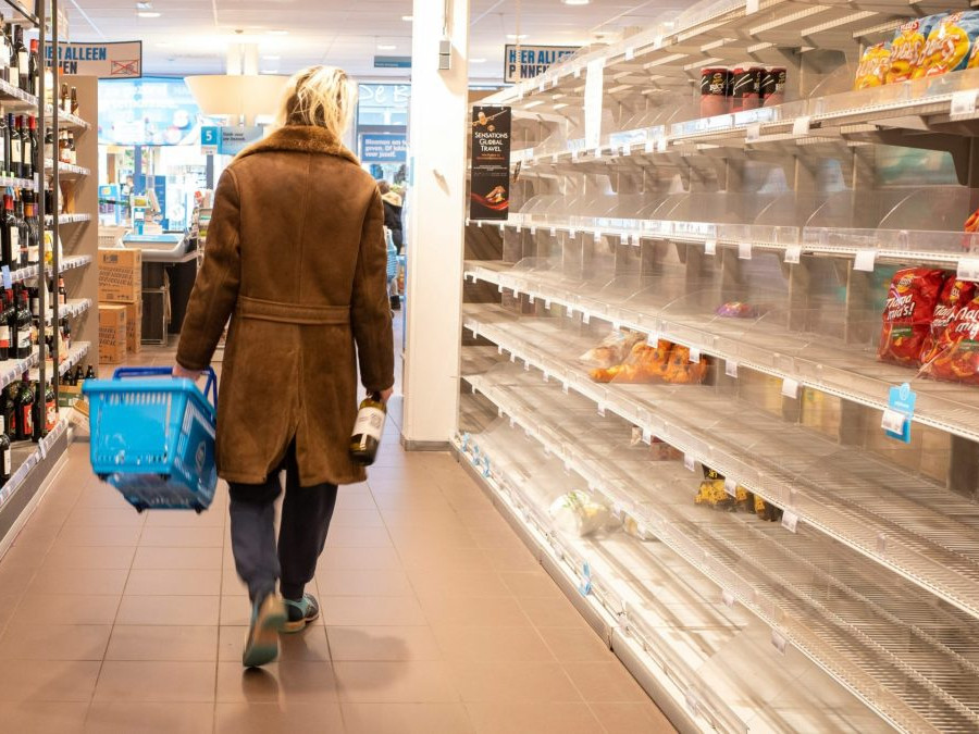 Žena nakupuje potraviny,