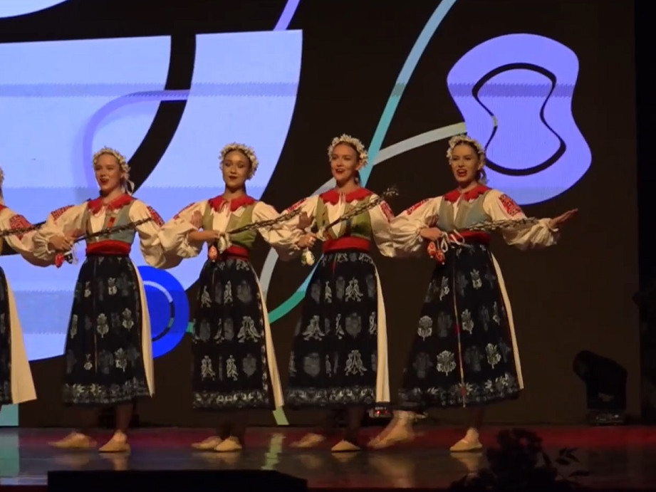 dievčatá tancujú a spievajú