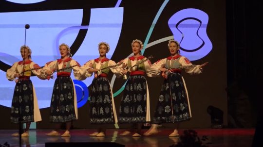 dievčatá tancujú a spievajú