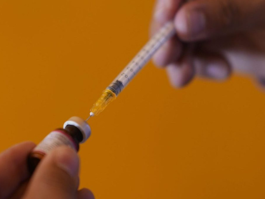 Na ilustračnej snímke vakcína proti osýpkam.