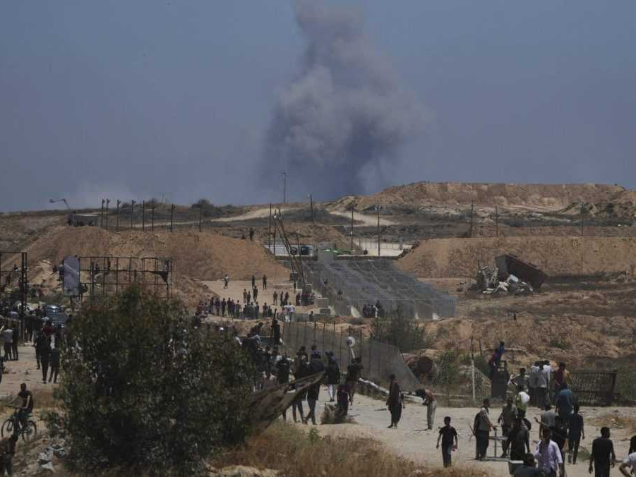 Na ilustračnej snímka pohľad na stúpajúci dym po útoku v Pásme Gazy.