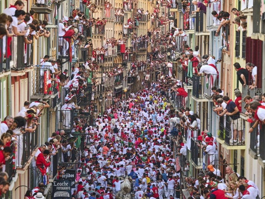 Na snímke ulica v Pamplone preplnená bežcami utekajúcimi pred býkmi.