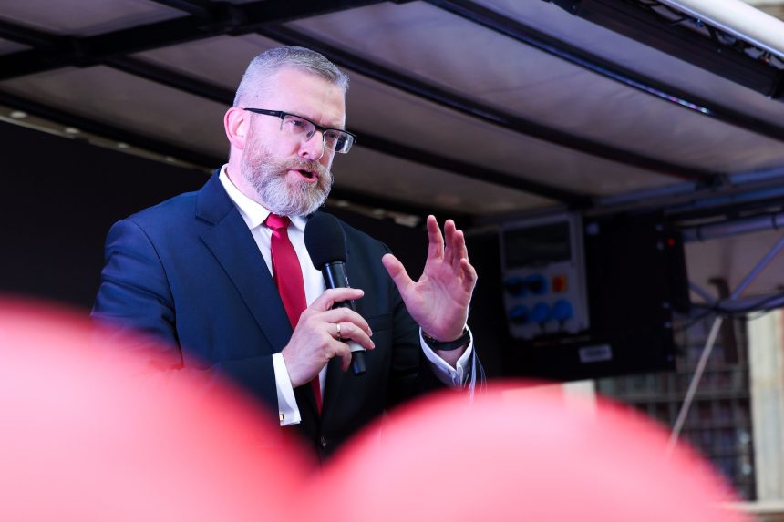 Poľský europoslanec označil plynové komory v Auschwitzi za falošné. Vyjadrenia Brauna preveruje prokuratúra