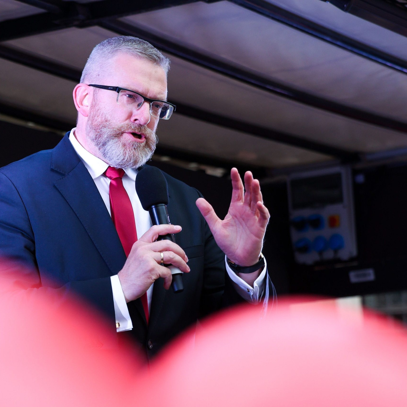 Poľský europoslanec označil plynové komory v Auschwitzi za falošné. Vyjadrenia Brauna preveruje prokuratúra
