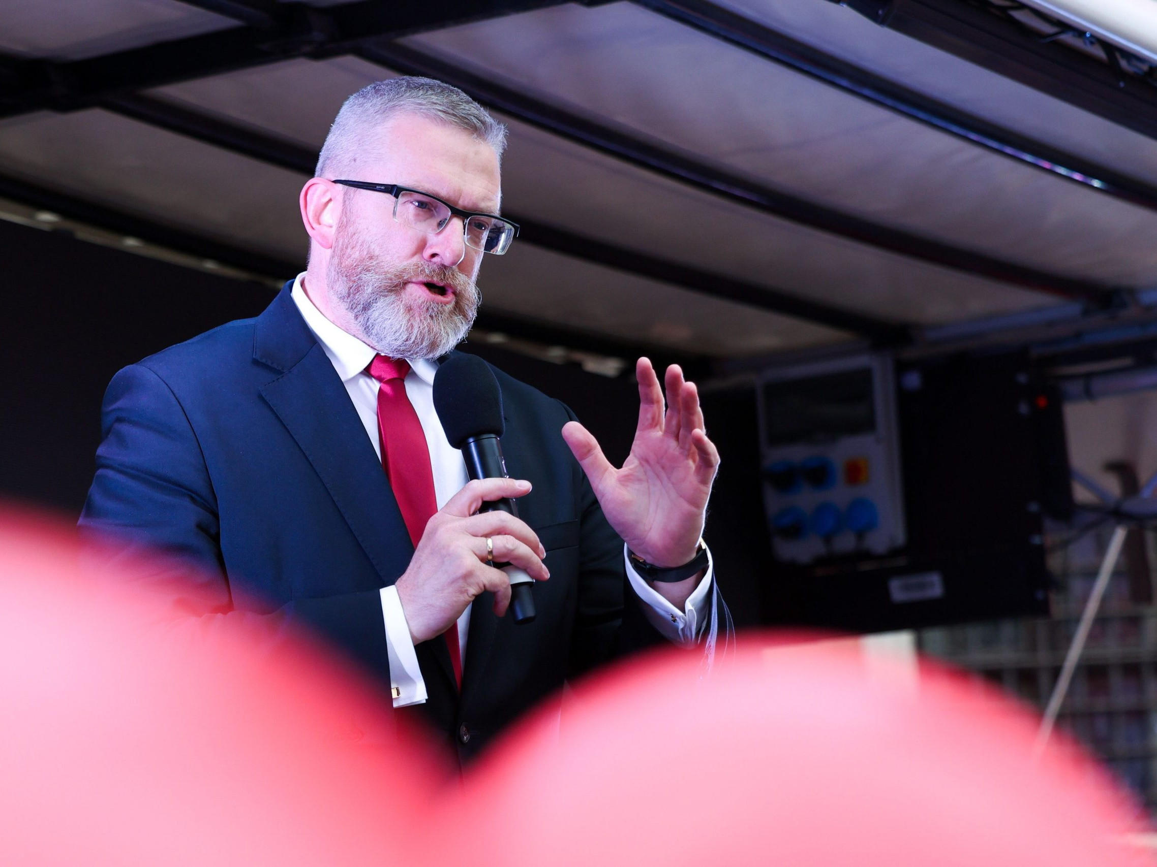 Poľský europoslanec označil plynové komory v Auschwitzi za falošné. Vyjadrenia Brauna preveruje prokuratúra