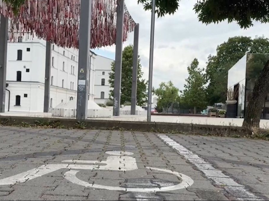 Na ilustračnej snímke parkovacie miesto vyhradené pre osoby ŤZP.