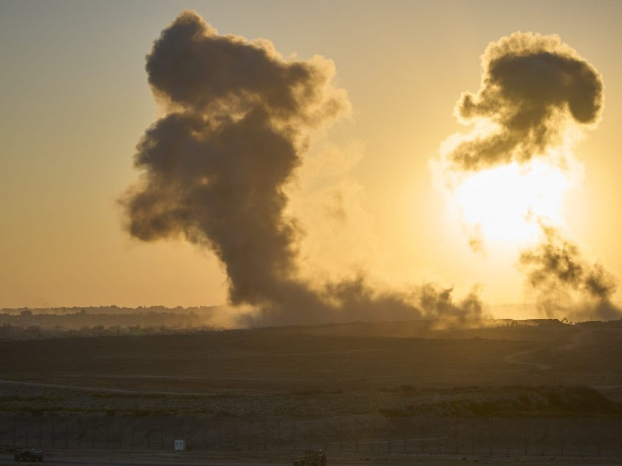 Na ilustračnej snímke stúpajúci dym po útokoch na Pásno Gazy.