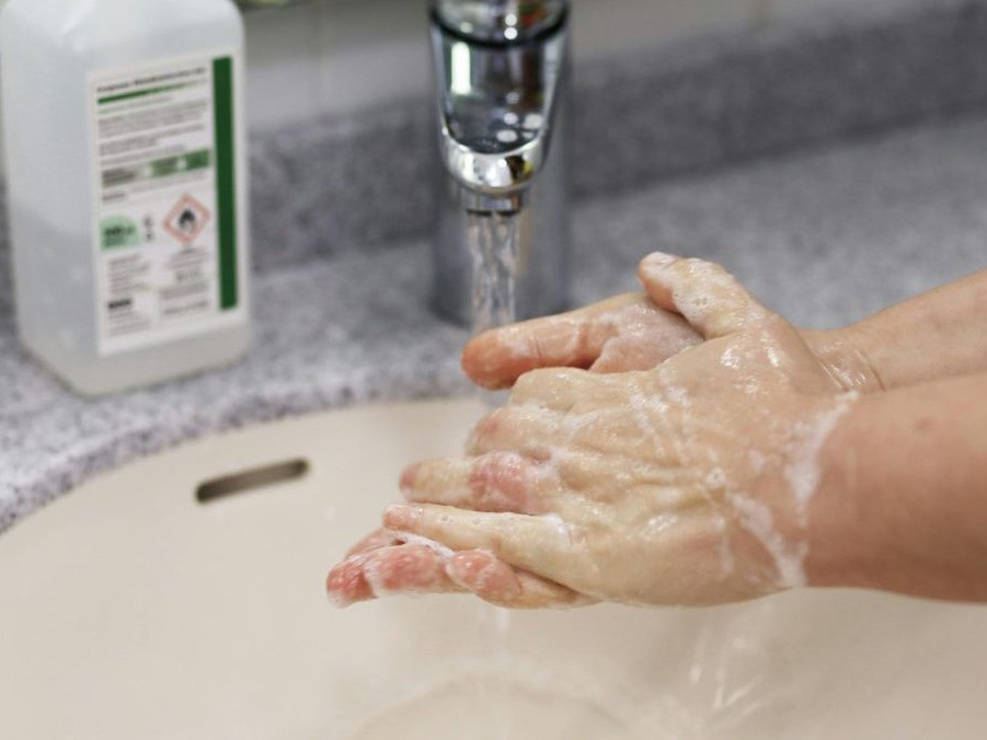 Na ilustračnej snímke umývanie rúk.