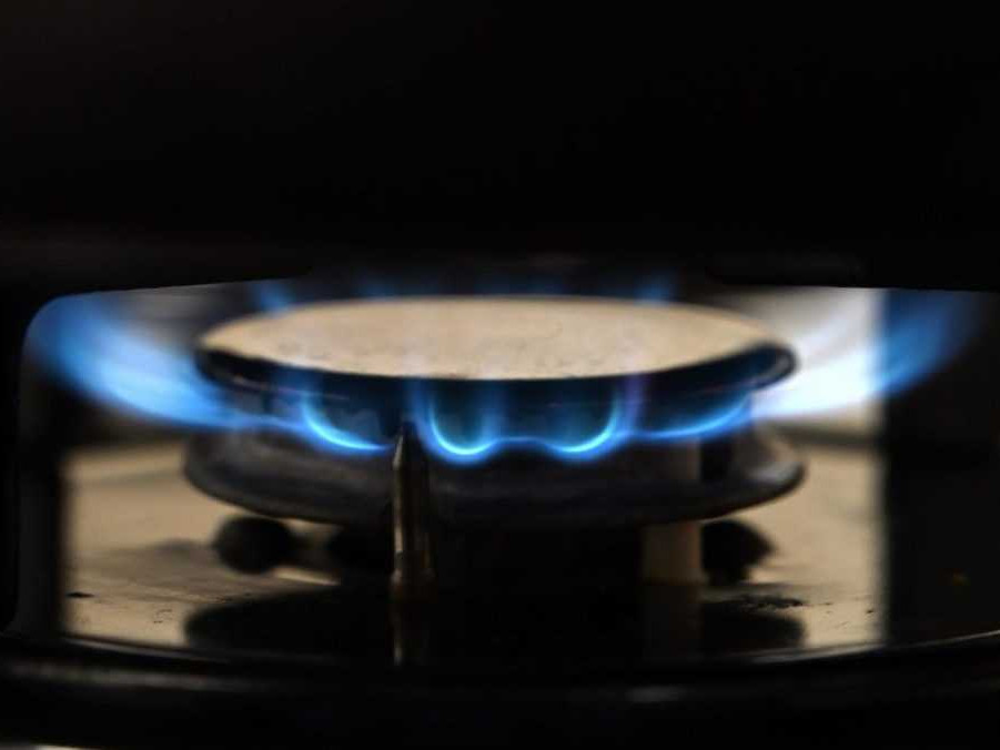 Na snímke horí plyn na plynovom sporáku.