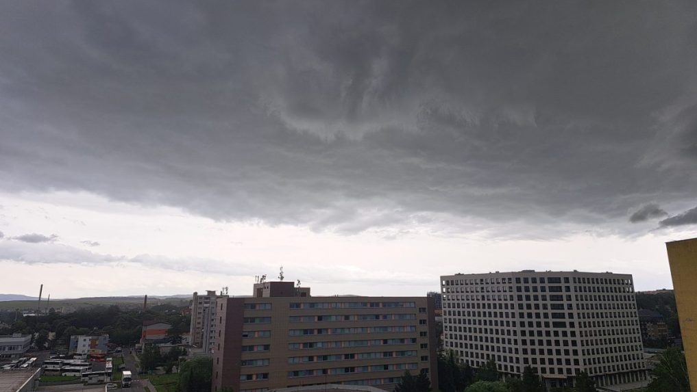 búrkové oblaky nad Popradom