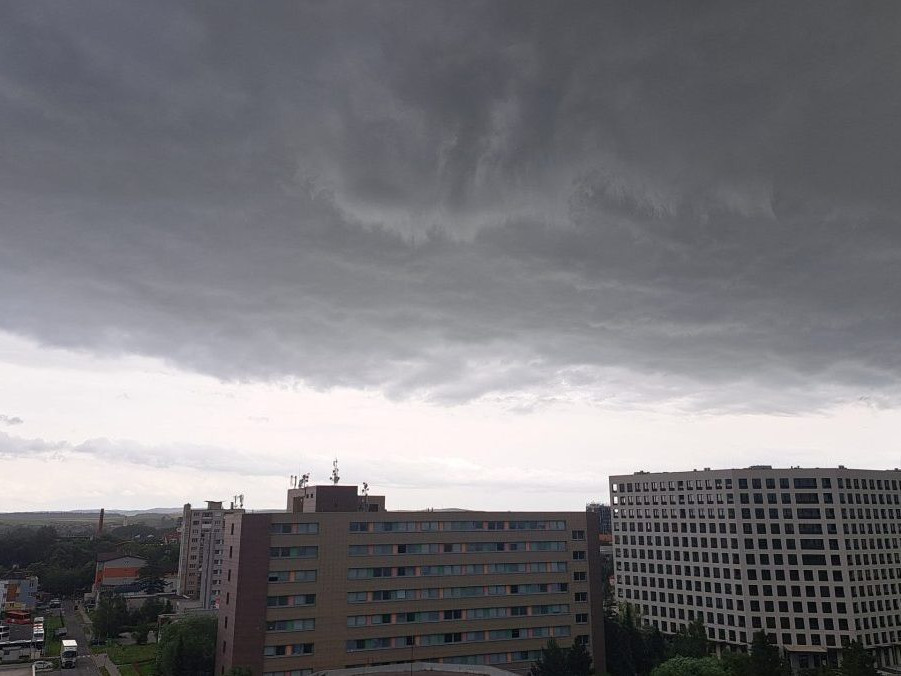 búrkové oblaky nad Popradom