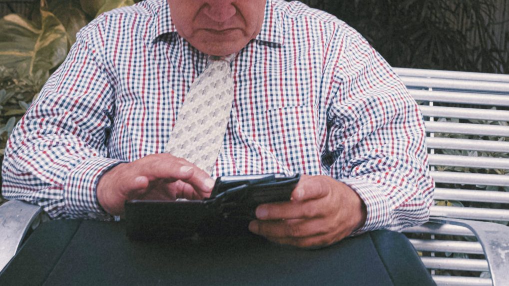 Chcel pomôcť synovi, no išlo o podvod: Senior prišiel o vyše 20-tisíc eur, peniaze v igelitke nechal v parku