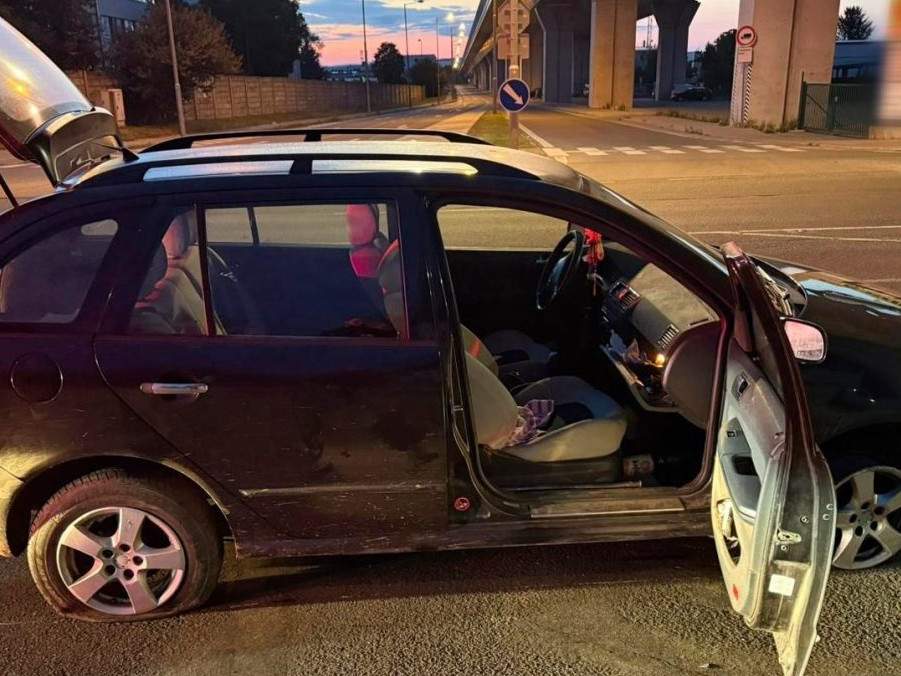 Na snímke auto unikajúceho mladíka.