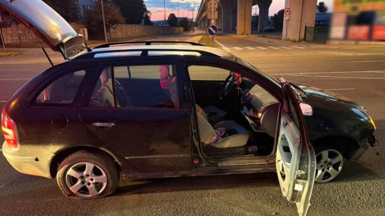 Na snímke auto unikajúceho mladíka.
