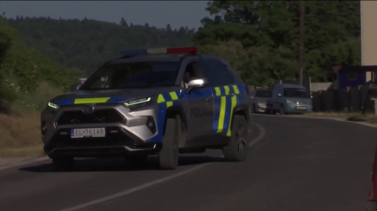 Na snímke policajné auto.