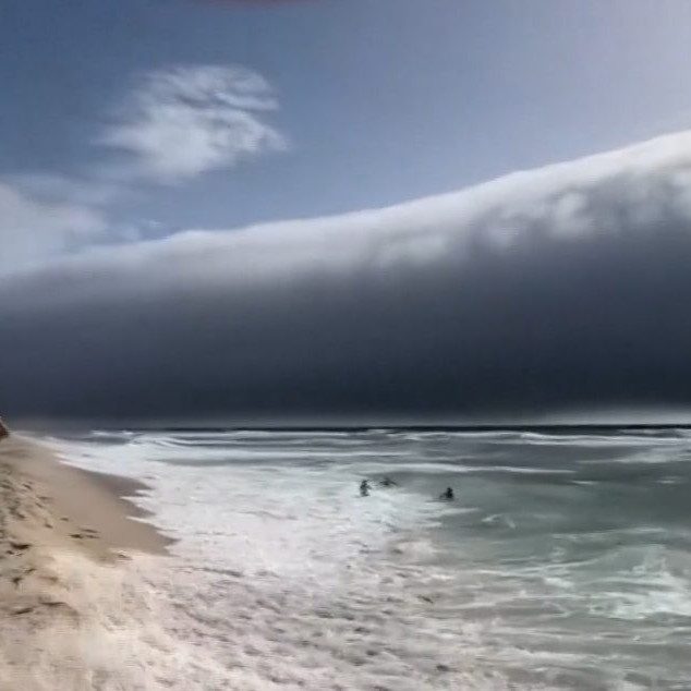 VIDEO: Ľudia na portugalskej pláži spanikárili, od oceánu sa na nich valil mohutný mrak