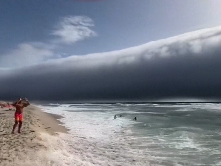 Na snímke mrak, ktorý sa objavil na pláži v Portugalsku.