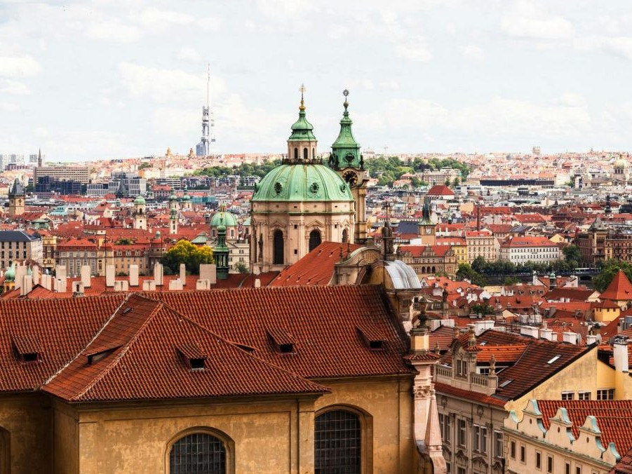 Na ilustračnej snímke pohľad na Prahu.