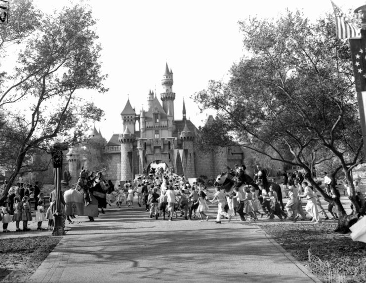 FOTO/VIDEO: Sen Walta Disneyho žije už 70 rokov. Legendárny zábavný park Disneyland v Los Angeles oslavuje jubileum