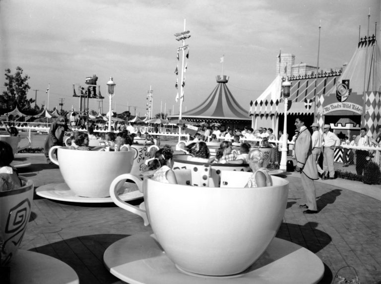 FOTO/VIDEO: Sen Walta Disneyho žije už 70 rokov. Legendárny zábavný park Disneyland v Los Angeles oslavuje jubileum