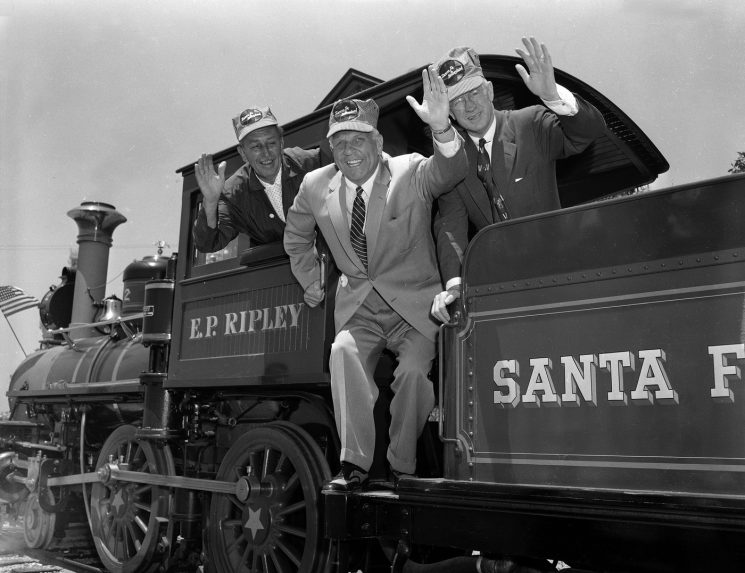 Na snÃƒÂ­mke Walti Disney, guvernÃƒÂ©r Kalifornie Goodwin J. Knight a prezident Santa Fe Railroad v lokomotÃƒÂ­ve.