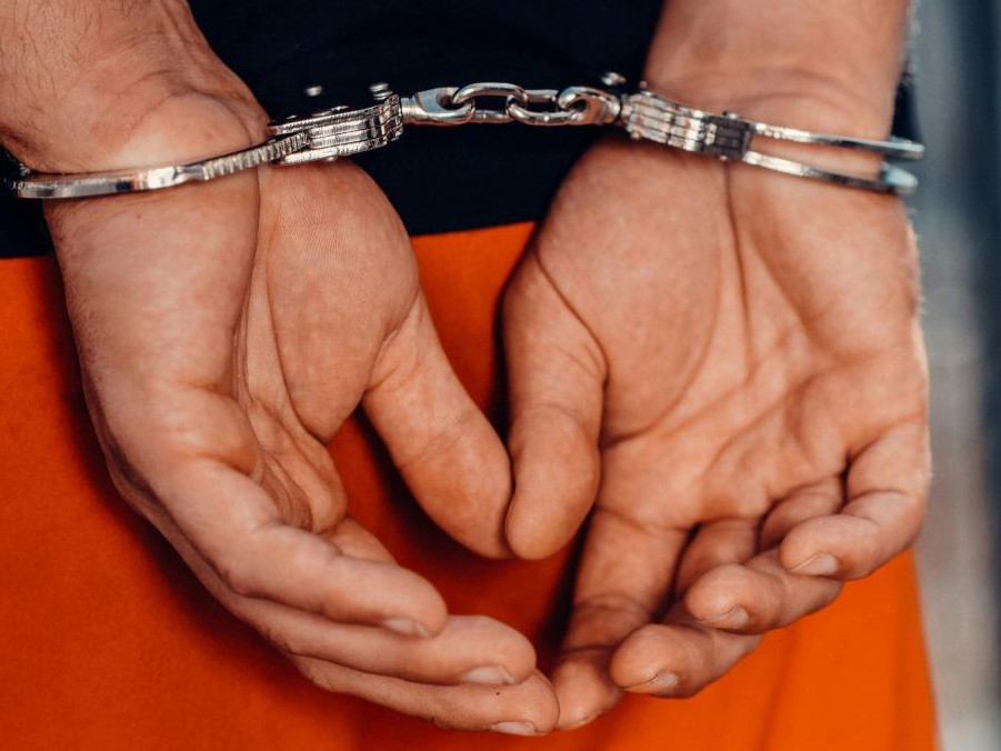 Na ilustračnej snímke muž s putami na rukách.