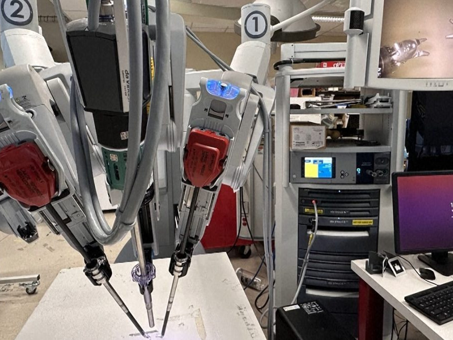 Na snímke robot, ktorý vykonal 100-percentný zákrok.