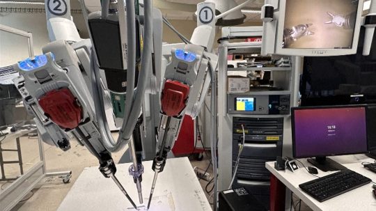 Na snímke robot, ktorý vykonal 100-percentný zákrok.