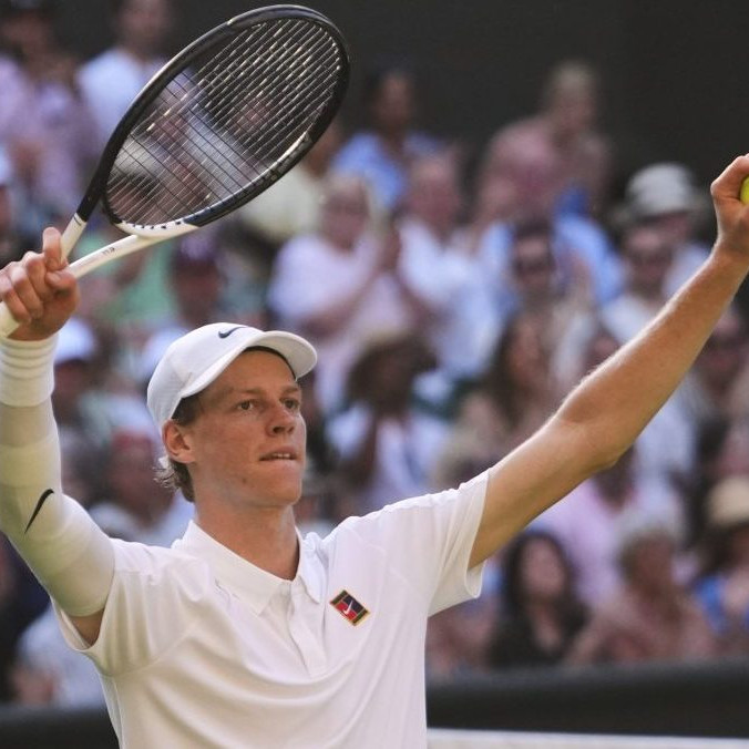 Djokovič nekládol svetovej jednotke príliš veľký odpor. Sinnerovi stačili na postup do finále Wimbledonu tri sety