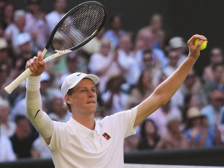 Djokovič nekládol svetovej jednotke príliš veľký odpor. Sinnerovi stačili na postup do finále Wimbledonu tri sety